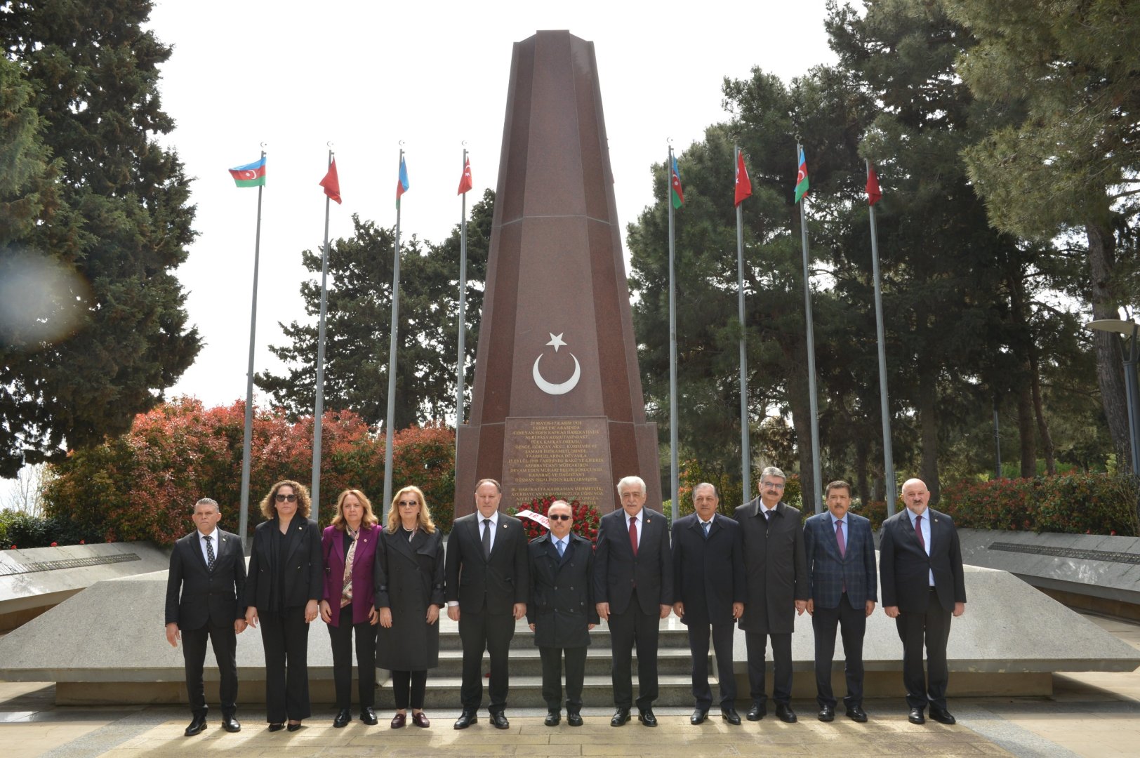 Türkiye, Northern Cyprus parliamentary reps pay tribute at Azerbaijan’s memorial sites (PHOTO)