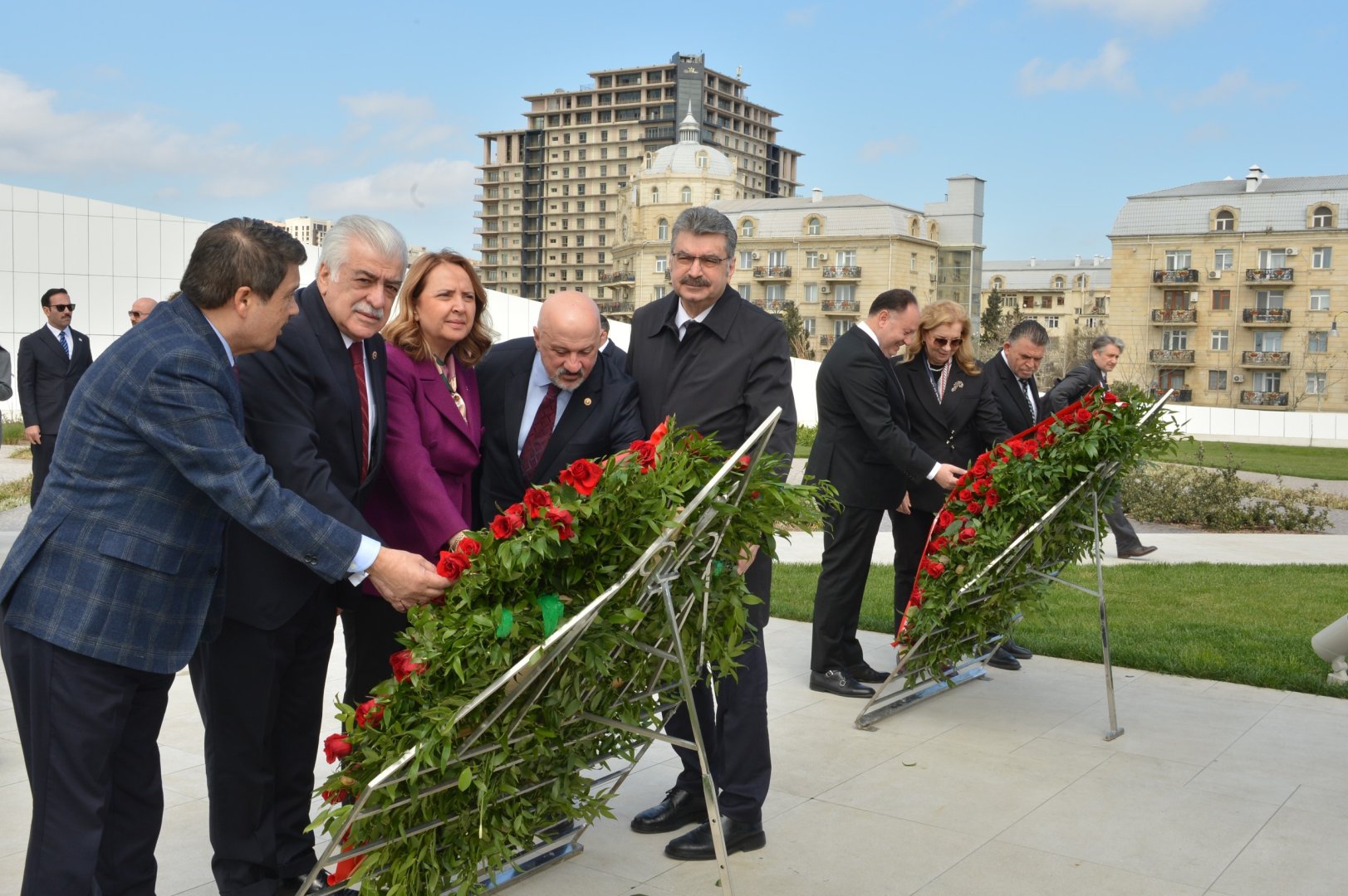 Türkiye, Northern Cyprus parliamentary reps pay tribute at Azerbaijan’s memorial sites (PHOTO)