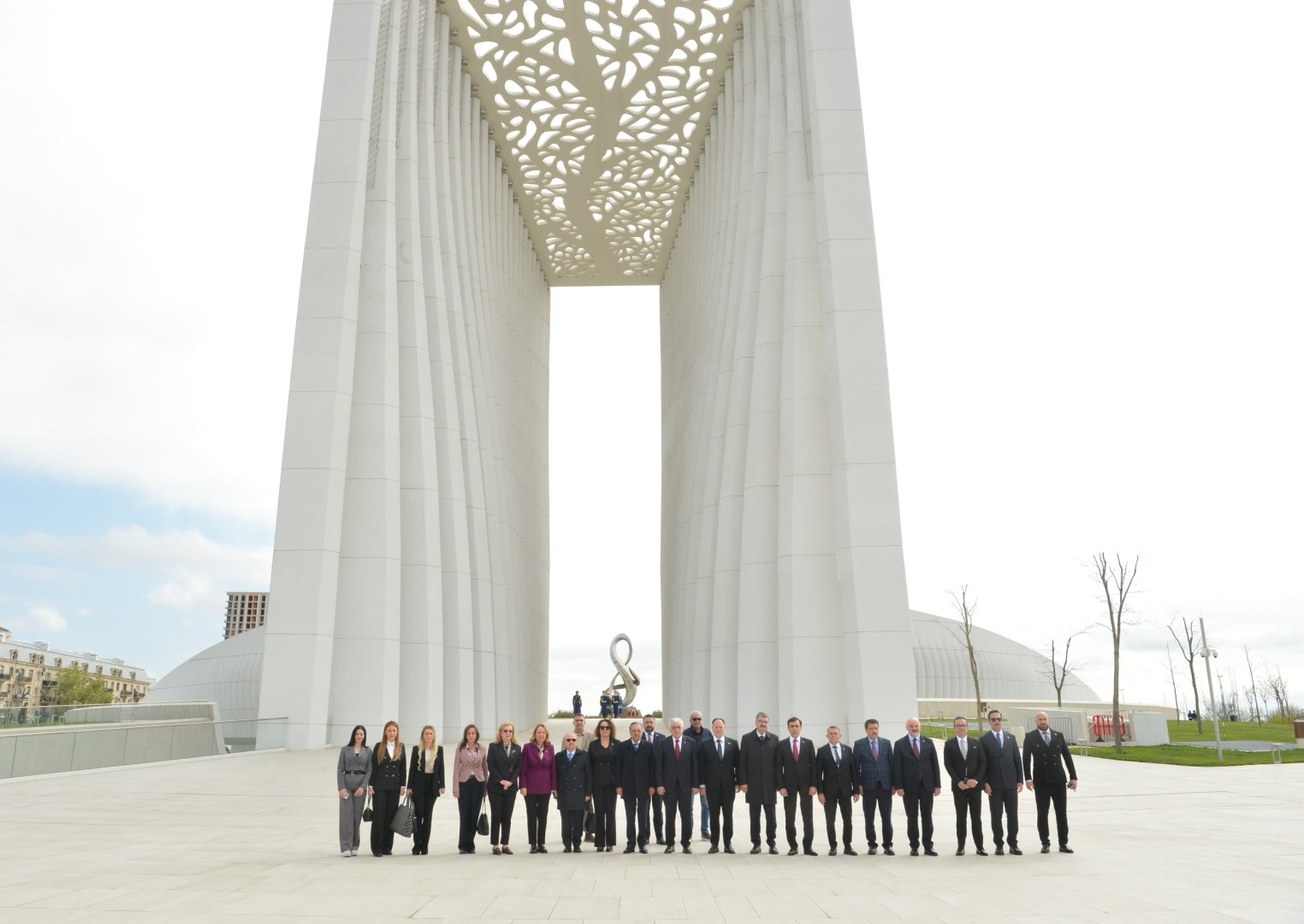 Türkiye, Northern Cyprus parliamentary reps pay tribute at Azerbaijan’s memorial sites (PHOTO)