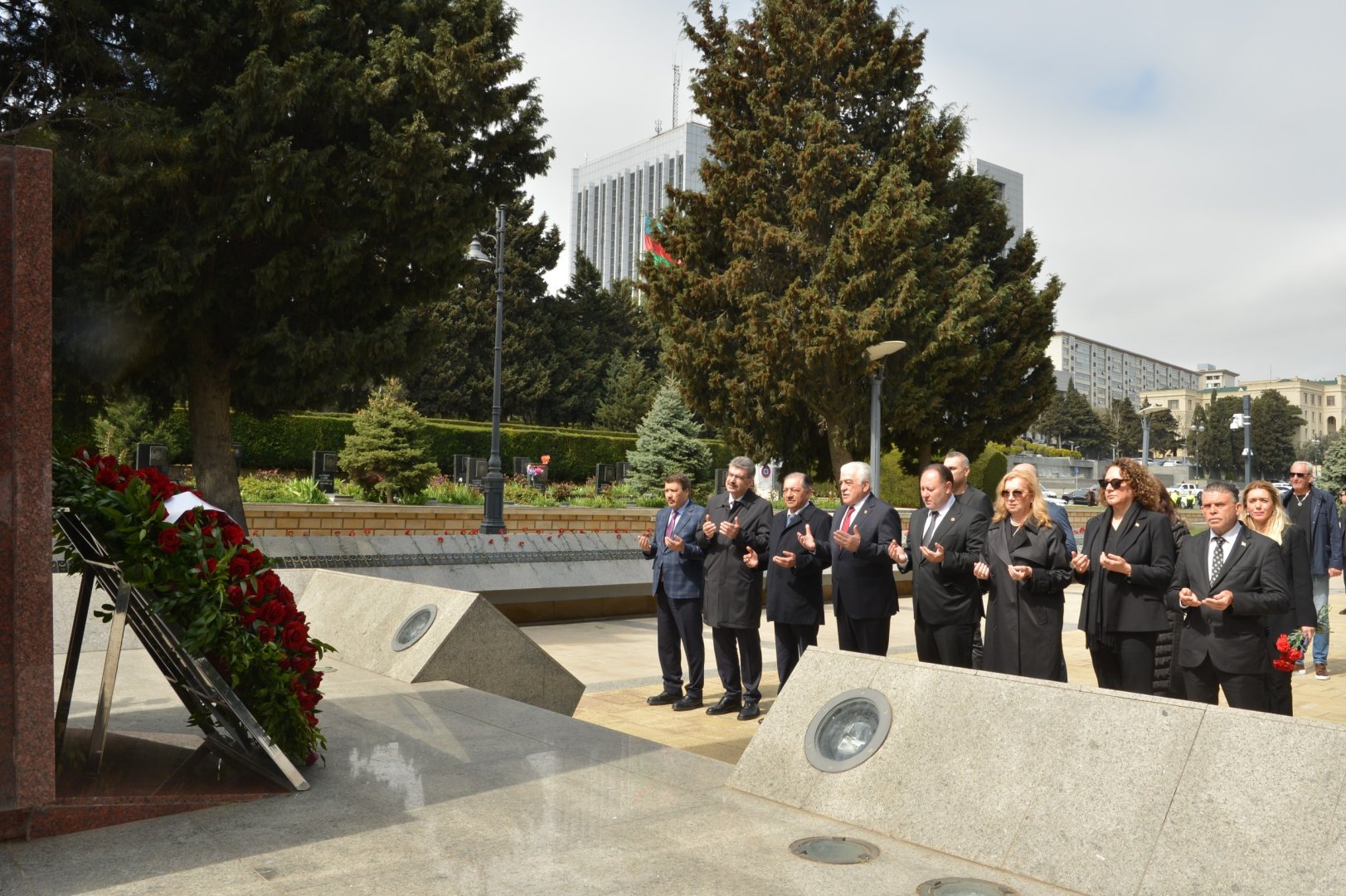 Türkiye, Northern Cyprus parliamentary reps pay tribute at Azerbaijan’s memorial sites (PHOTO)