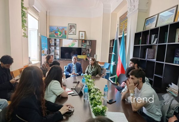 Baku hosts meeting between Pakistani delegation and students