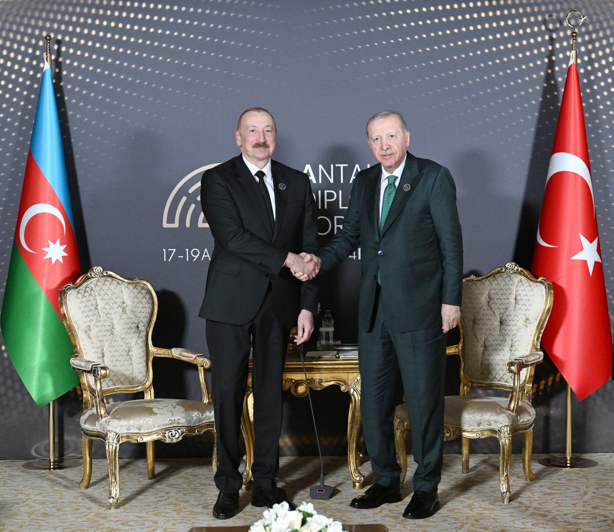 President Ilham Aliyev and Turkish President Recep Tayyip Erdogan meet in Antalya (PHOTO)