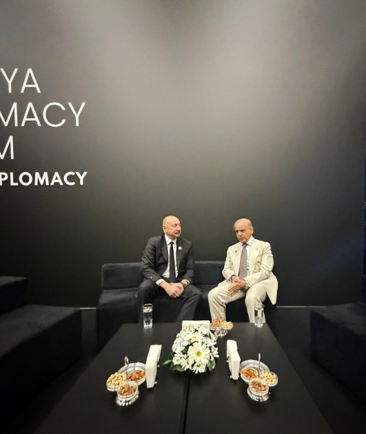 President Ilham Aliyev meets with Pakistani Prime Minister on sidelines of Antalya Diplomacy Forum (PHOTO)