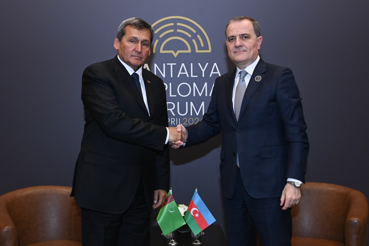 Azerbaijan and Turkmenistan discuss expanding energy and transport ties