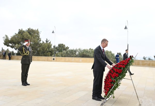 Latvian President visits Alley of Martyrs in Baku (PHOTO)
