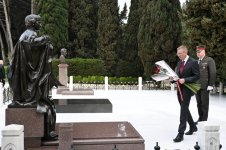 Latvian President Edgars Rinkēvičs pays tribute to National Leader Heydar Aliyev in Alley of Honors (PHOTO)