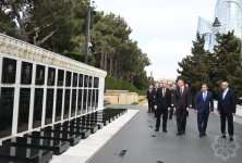 Latvian President visits Alley of Martyrs in Baku (PHOTO)