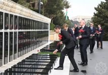 Latvian President visits Alley of Martyrs in Baku (PHOTO)