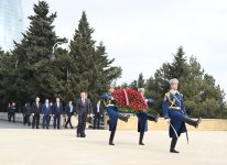 Latvian President visits Alley of Martyrs in Baku (PHOTO)