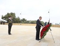 Latvian President visits Alley of Martyrs in Baku (PHOTO)