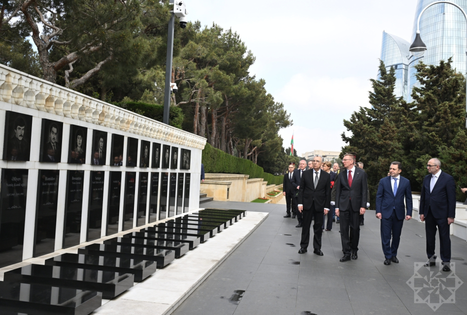 Latvian President visits Alley of Martyrs in Baku (PHOTO)