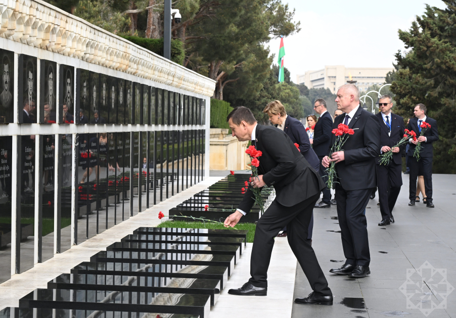 Latvian President visits Alley of Martyrs in Baku (PHOTO)