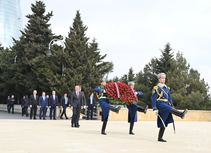 Latvian President visits Alley of Martyrs in Baku (PHOTO)