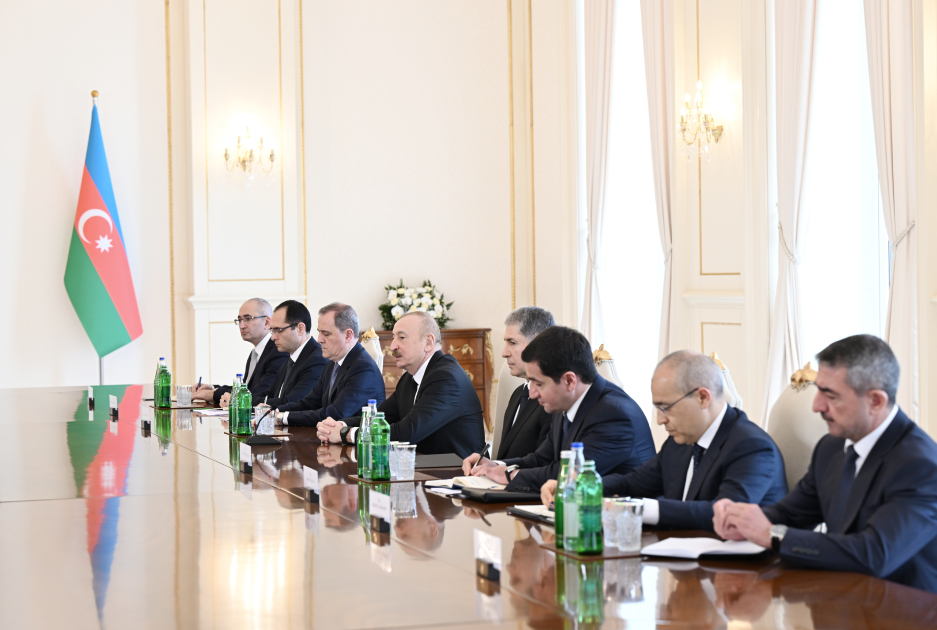 President Ilham Aliyev holds expanded meeting with Latvian President (PHOTO)