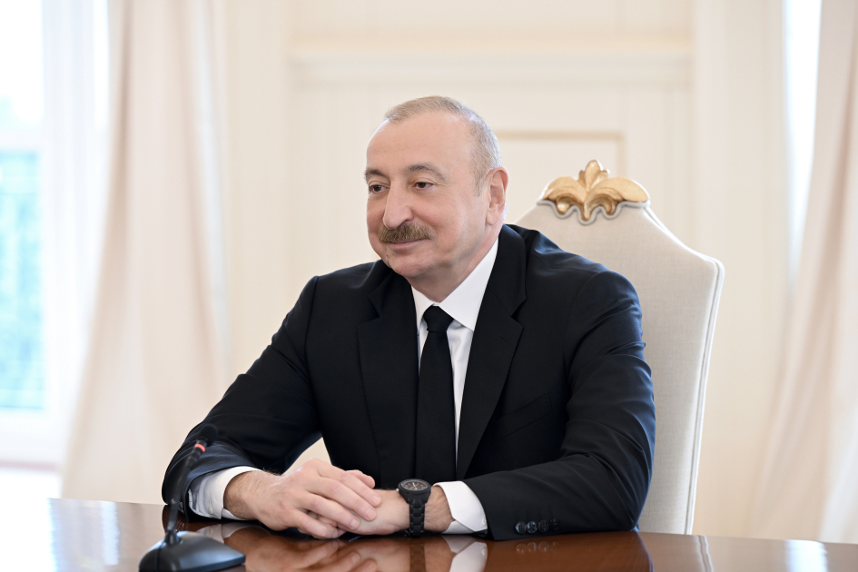 President Ilham Aliyev holds expanded meeting with Latvian President (PHOTO)