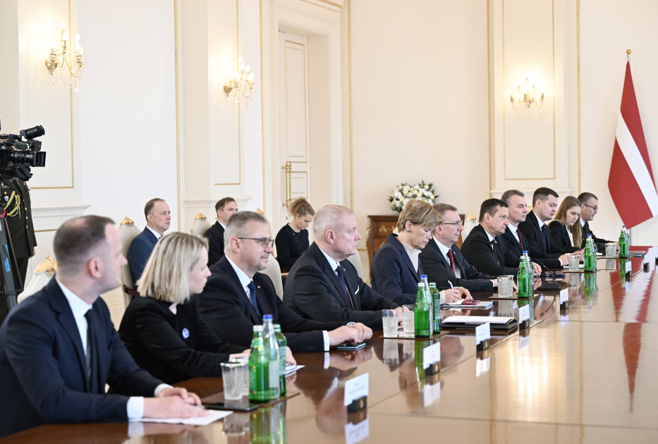 President Ilham Aliyev holds expanded meeting with Latvian President (PHOTO)