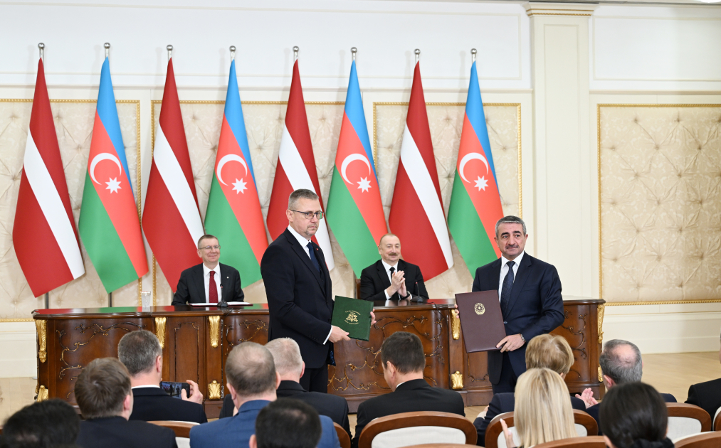 Azerbaijan and Latvia exchange documents (PHOTO)