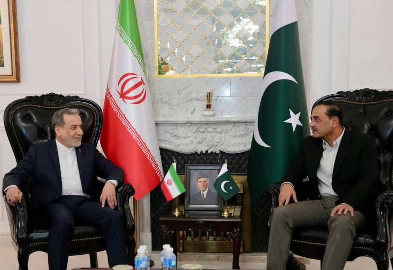 Iranian foreign minister holds talks with Pakistan's chief of army staff