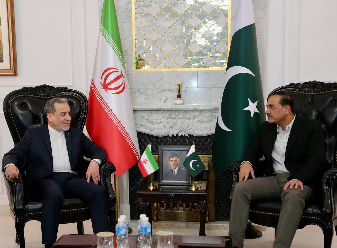 Iranian foreign minister holds talks with Pakistan's chief of army staff