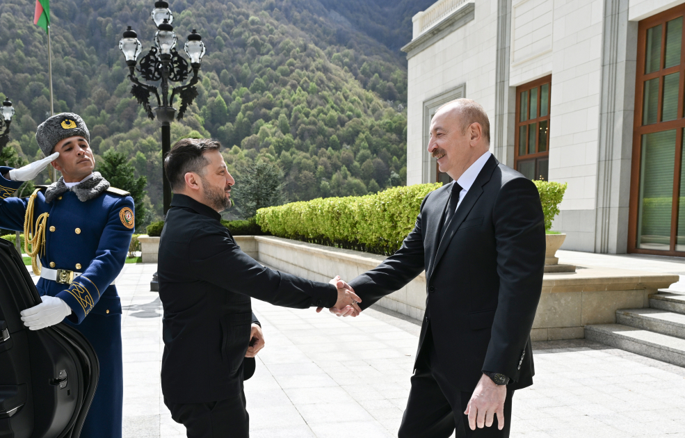 President Ilham Aliyev holds one-on-one meeting with President of Ukraine (PHOTO/VIDEO)