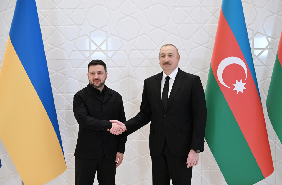 President Ilham Aliyev holds one-on-one meeting with President of Ukraine (PHOTO/VIDEO)