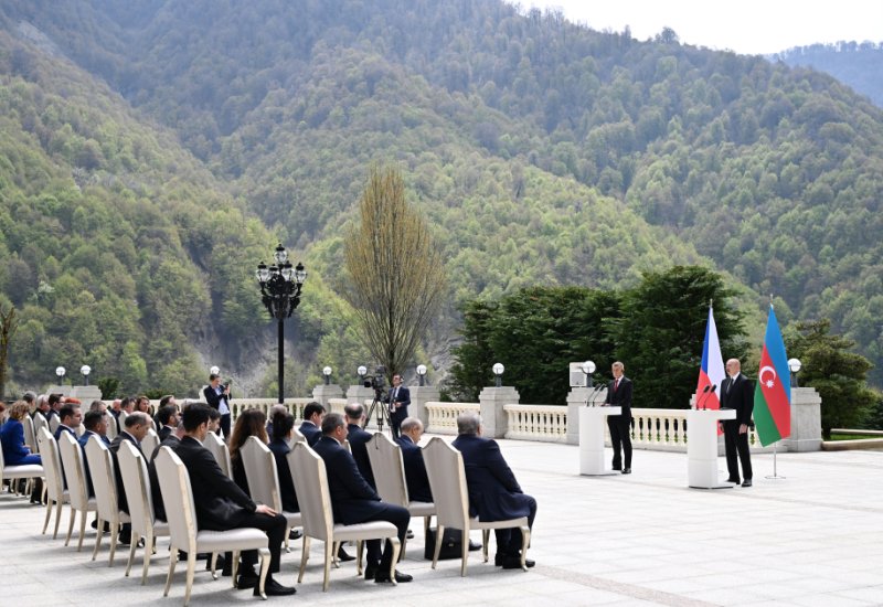 President Ilham Aliyev, Czech Prime Minister make press statements (PHOTO)