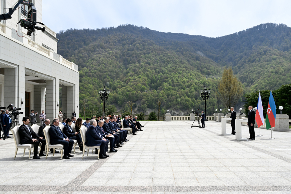 President Ilham Aliyev, Czech Prime Minister make press statements (PHOTO)