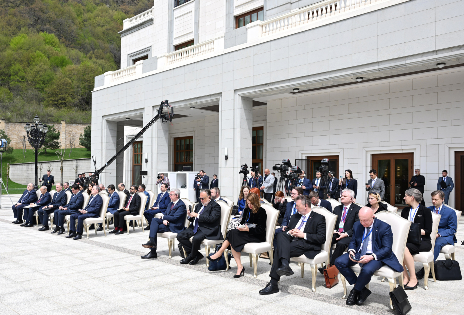 President Ilham Aliyev, Czech Prime Minister make press statements (PHOTO)