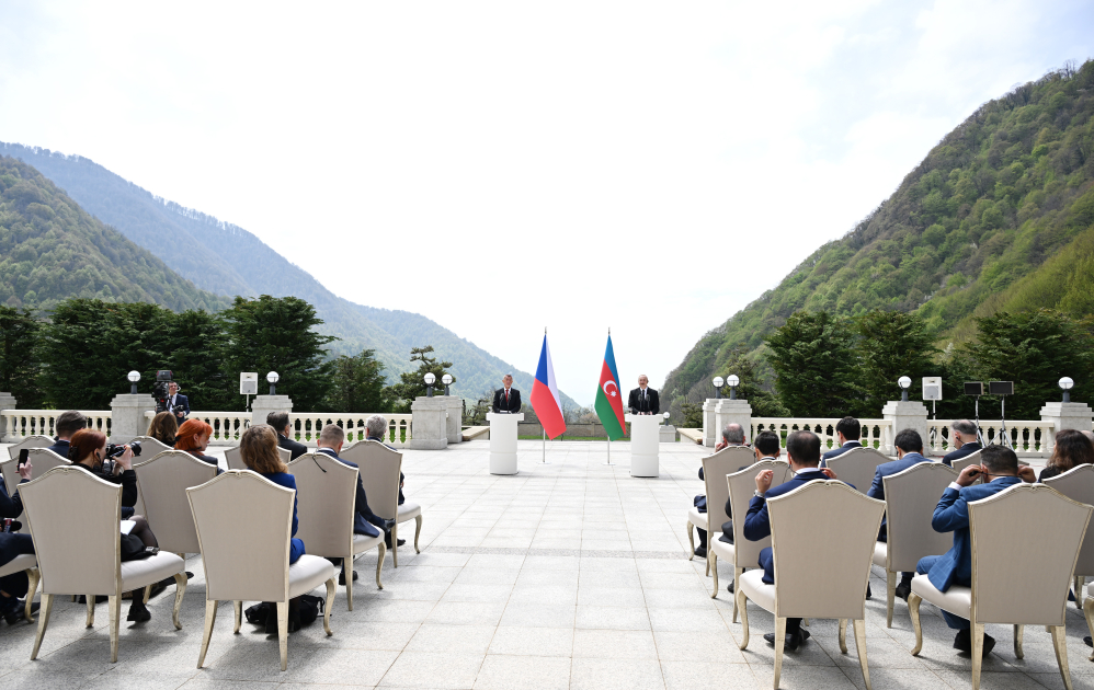 President Ilham Aliyev, Czech Prime Minister make press statements (PHOTO)