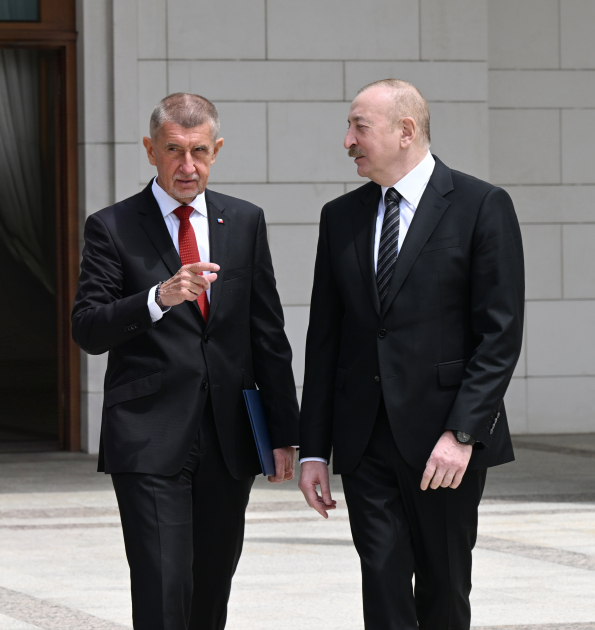 President Ilham Aliyev, Czech Prime Minister make press statements (PHOTO)