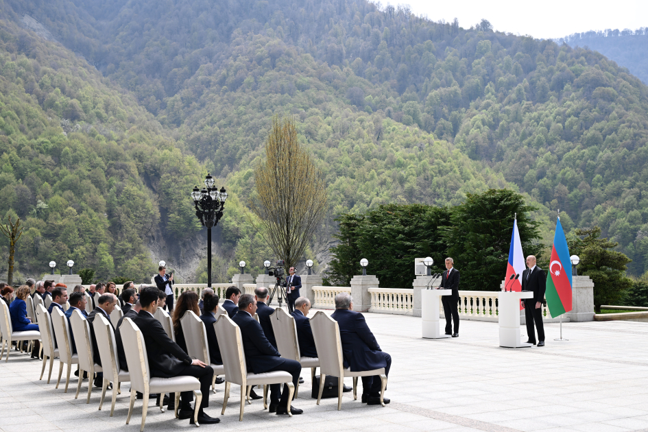 President Ilham Aliyev, Czech Prime Minister make press statements (PHOTO)