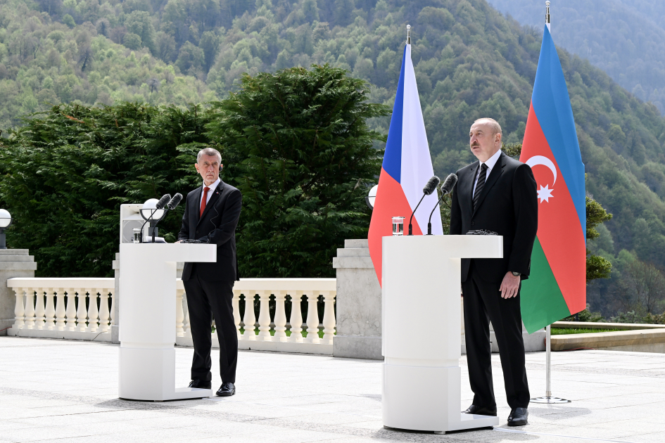President Ilham Aliyev, Czech Prime Minister make press statements (PHOTO)