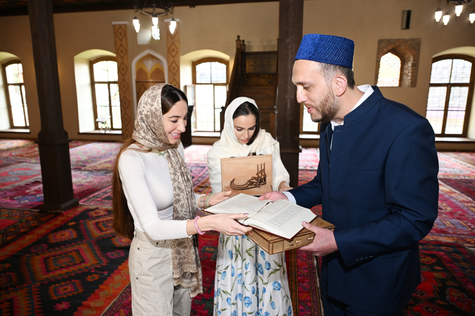 Leyla Aliyeva and Arzu Aliyeva visit Sheki Khan’s Mosque Complex (PHOTO)