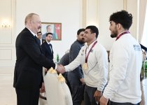 President Ilham Aliyev receives wrestlers who won European Championships in team standings (PHOTO)