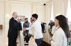 President Ilham Aliyev receives wrestlers who won European Championships in team standings (PHOTO)