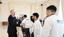 President Ilham Aliyev receives wrestlers who won European Championships in team standings (PHOTO)