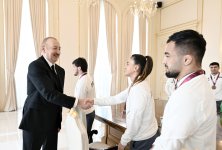 President Ilham Aliyev receives wrestlers who won European Championships in team standings (PHOTO)