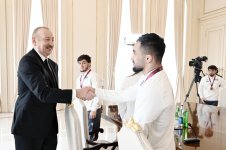 President Ilham Aliyev receives wrestlers who won European Championships in team standings (PHOTO)