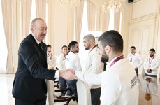 President Ilham Aliyev receives wrestlers who won European Championships in team standings (PHOTO)