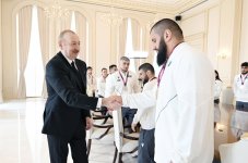 President Ilham Aliyev receives wrestlers who won European Championships in team standings (PHOTO)