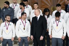 President Ilham Aliyev receives wrestlers who won European Championships in team standings (PHOTO)