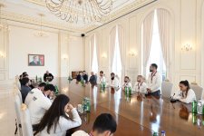 President Ilham Aliyev receives wrestlers who won European Championships in team standings (PHOTO)