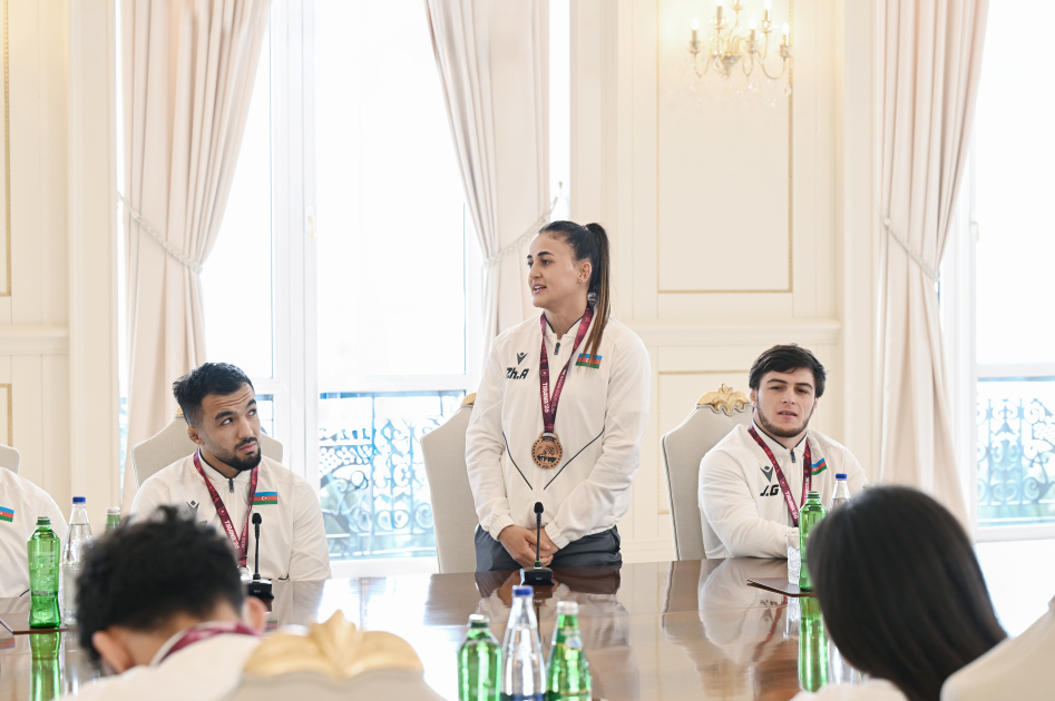 President Ilham Aliyev receives wrestlers who won European Championships in team standings (PHOTO)