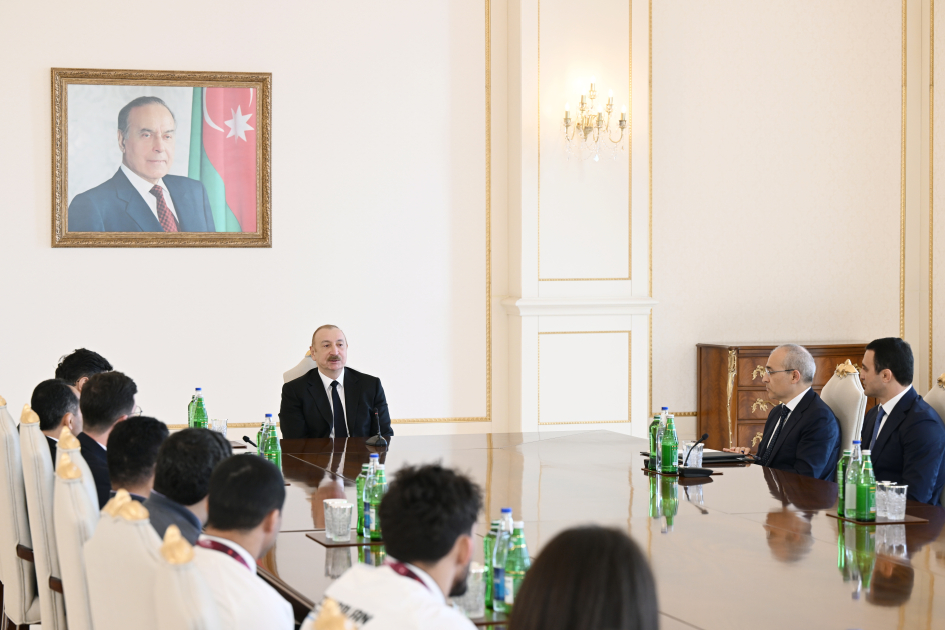 President Ilham Aliyev receives wrestlers who won European Championships in team standings (PHOTO)
