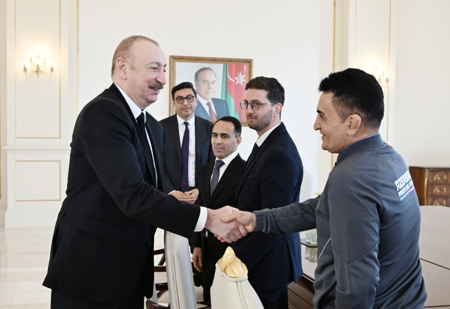 President Ilham Aliyev receives wrestlers who won European Championships in team standings (PHOTO)
