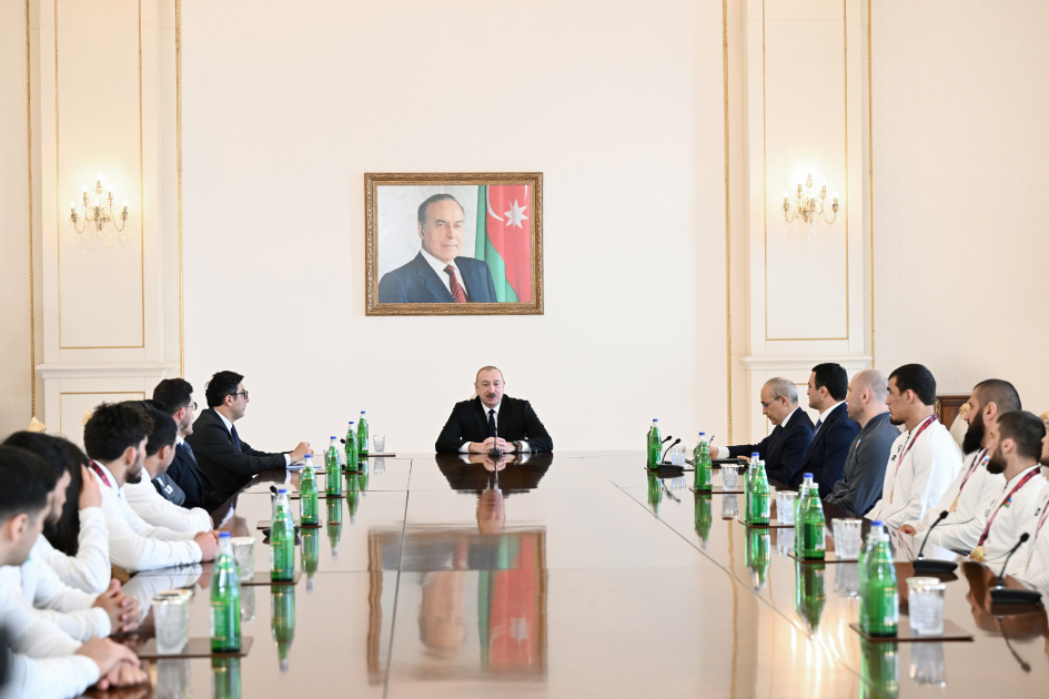 President Ilham Aliyev receives wrestlers who won European Championships in team standings (PHOTO)