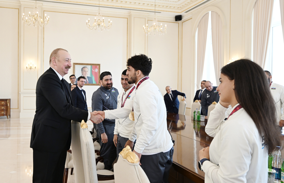 President Ilham Aliyev receives wrestlers who won European Championships in team standings (PHOTO)