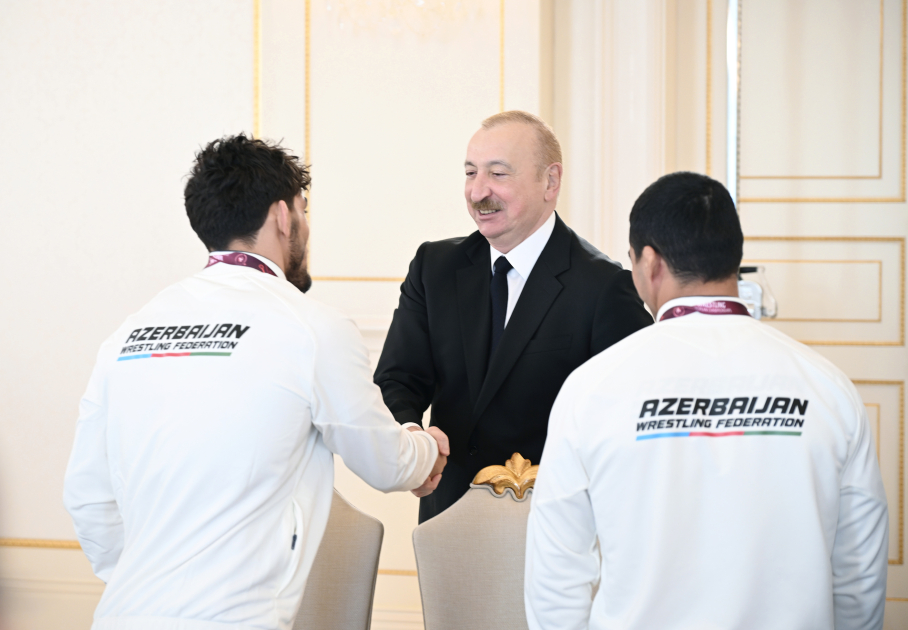 President Ilham Aliyev receives wrestlers who won European Championships in team standings (PHOTO)