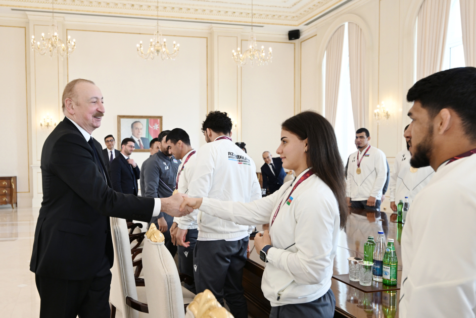 President Ilham Aliyev receives wrestlers who won European Championships in team standings (PHOTO)