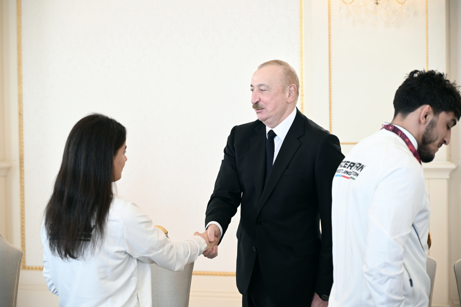 President Ilham Aliyev receives wrestlers who won European Championships in team standings (PHOTO)